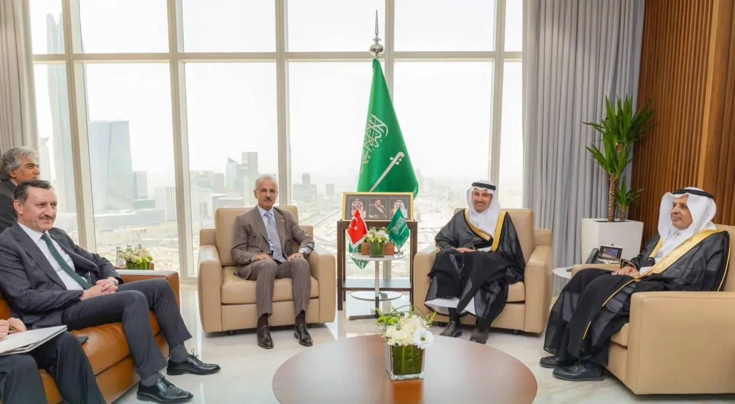 Saudi and Turkish transport ministers meet to strengthen cooperation (X)