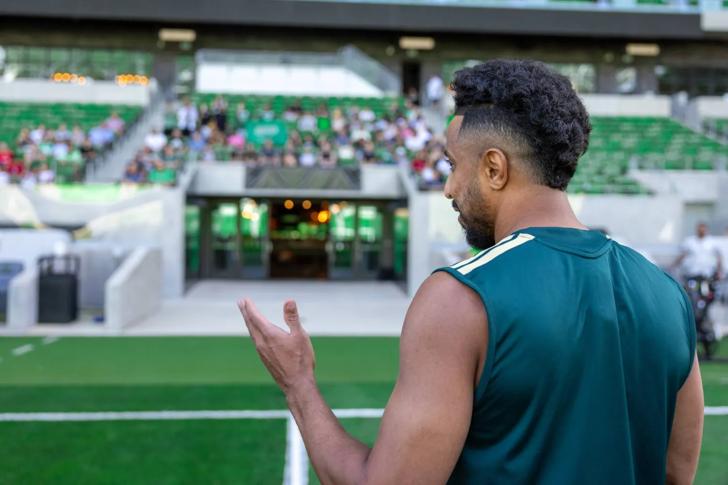 سالم الدوسري قائد المنتخب السعودي يوجه كلمته للجماهير الحاضرة (المنتخب السعودي) 