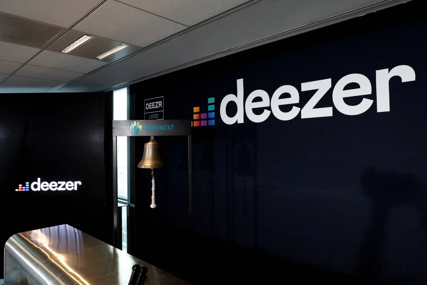 FILE PHOTO: The logo of French music streaming platform Deezer is seen at La Defense business and financial district in Courbevoie near Paris, France, July 5, 2022. REUTERS/Benoit Tessier/File Photo