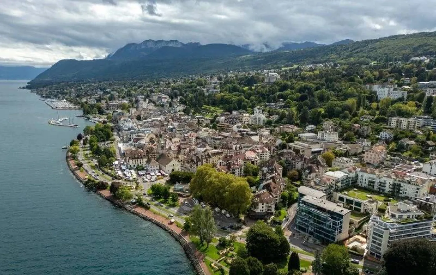 FILE PHOTO: A drone views shows the Evian Resort hotel overlooking Lake Geneva (Leman) where the 2026 G7 summit will take place in Evian-les-Bains, France, September 12, 2025. REUTERS/Denis Balibouse/File Photo
