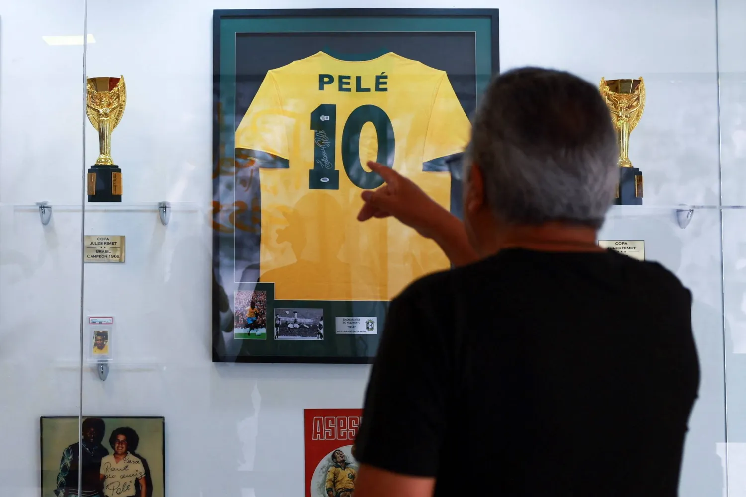 A visitor points to the jersey of Brazilian soccer legend Pele, which is part of an exhibition where the public can visit the room where Pele stayed ahead of the 1970 World Cup final, at the Inter-American Conference on Social Security (CISS) in Mexico City, Mexico June 2, 2026. REUTERS/Raquel Cunha