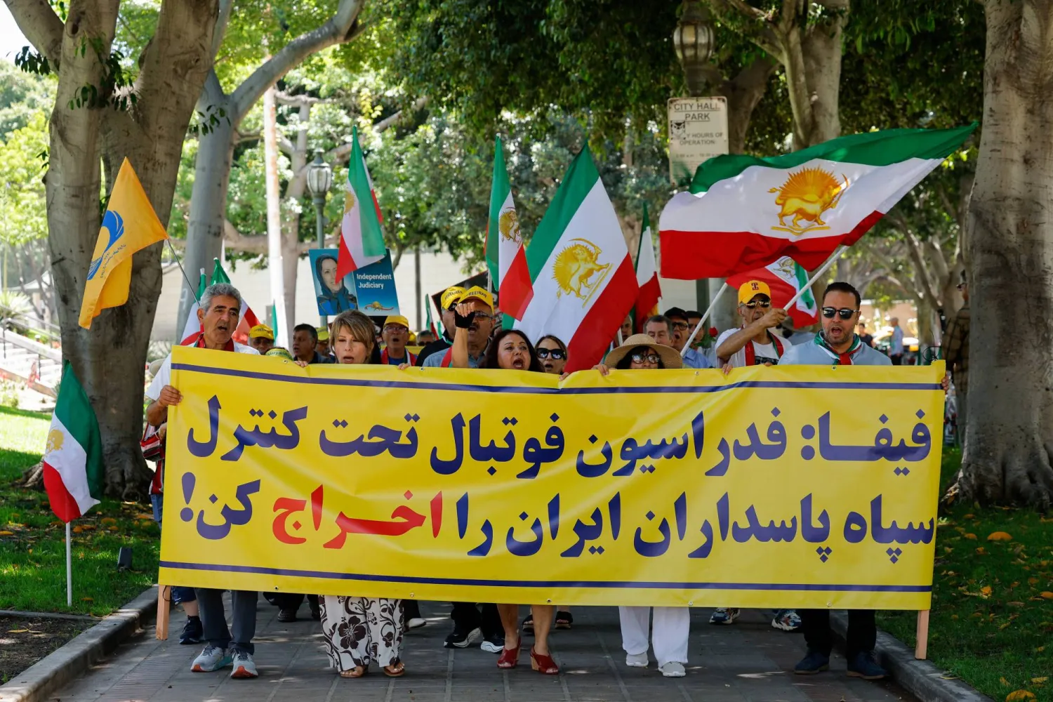 متظاهرون يطالبون بتعليق عضوية إيران أو استبعادها من المنافسات الدولية (رويترز)