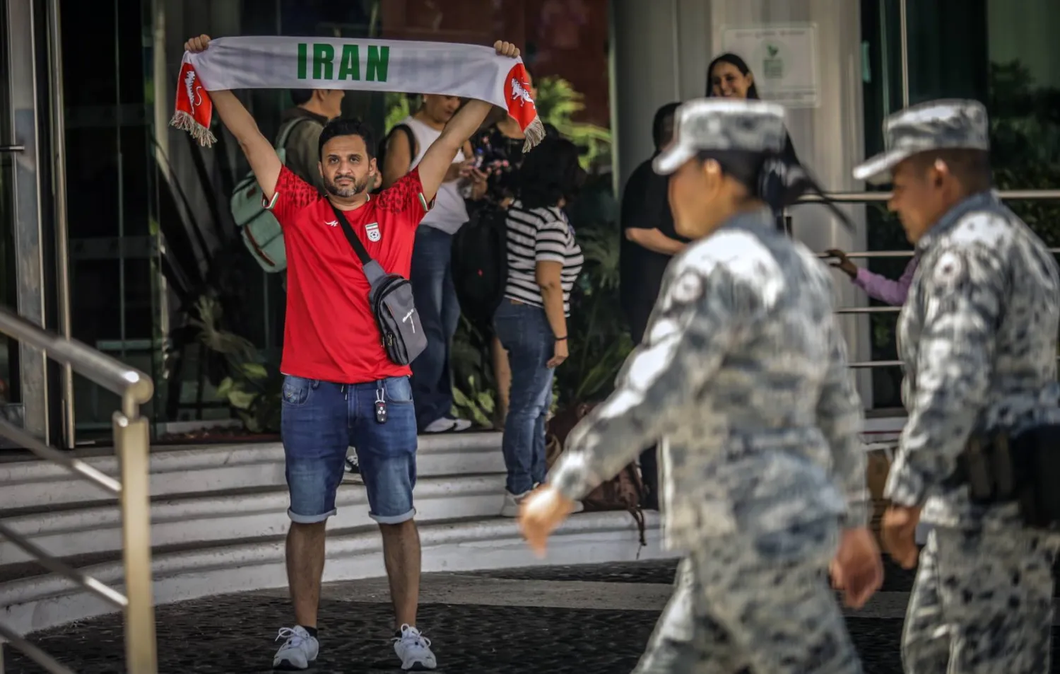 أحد المشجعين يحمل وشاحاً للمنتخب الإيراني في مدينة تيخوانا المكسيكية (إ.ب.أ)