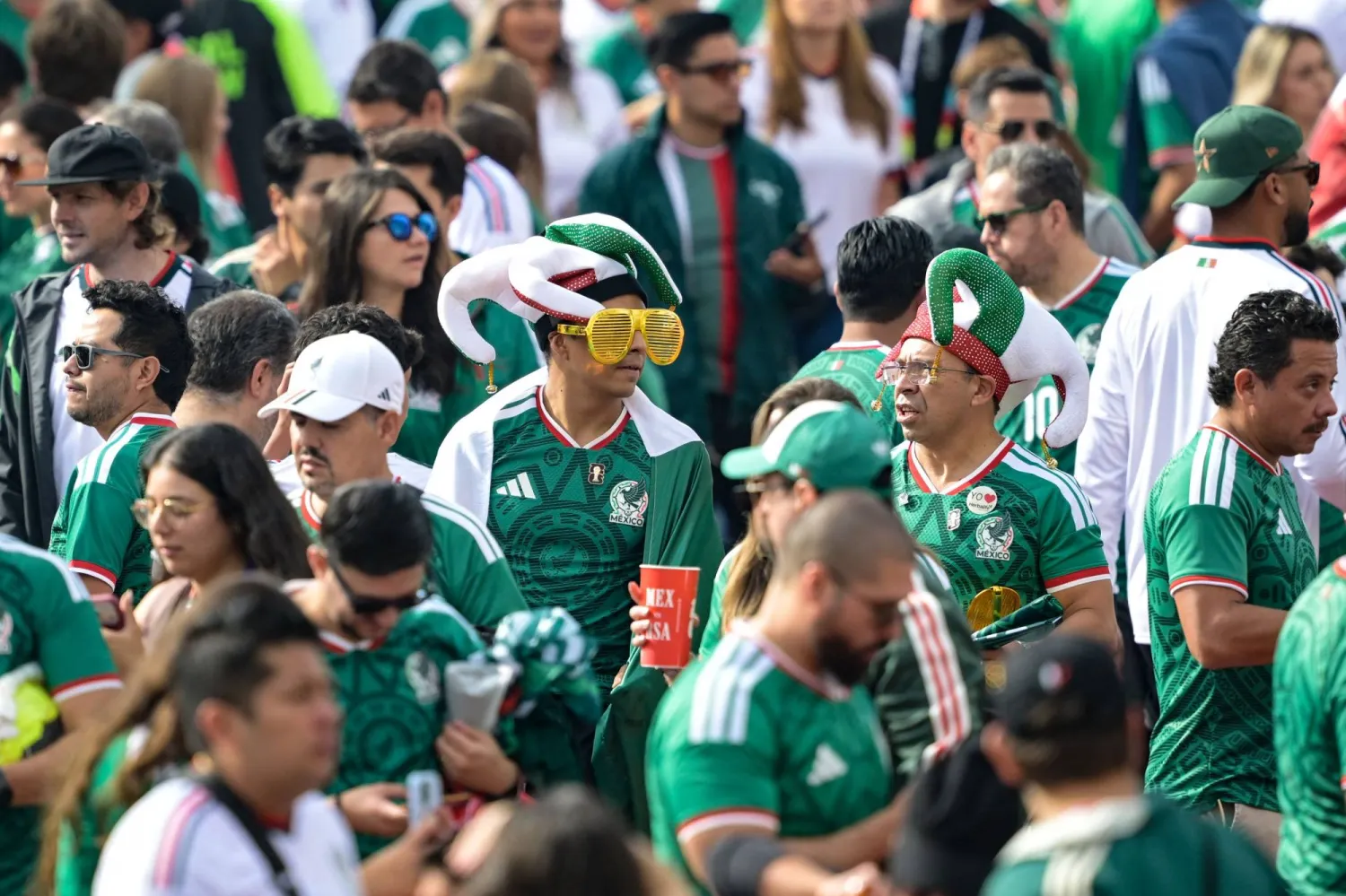 جماهير المنتخب المكسيكي تتجمع بالقرب من ملعب أزتيكا (أ.ف.ب)