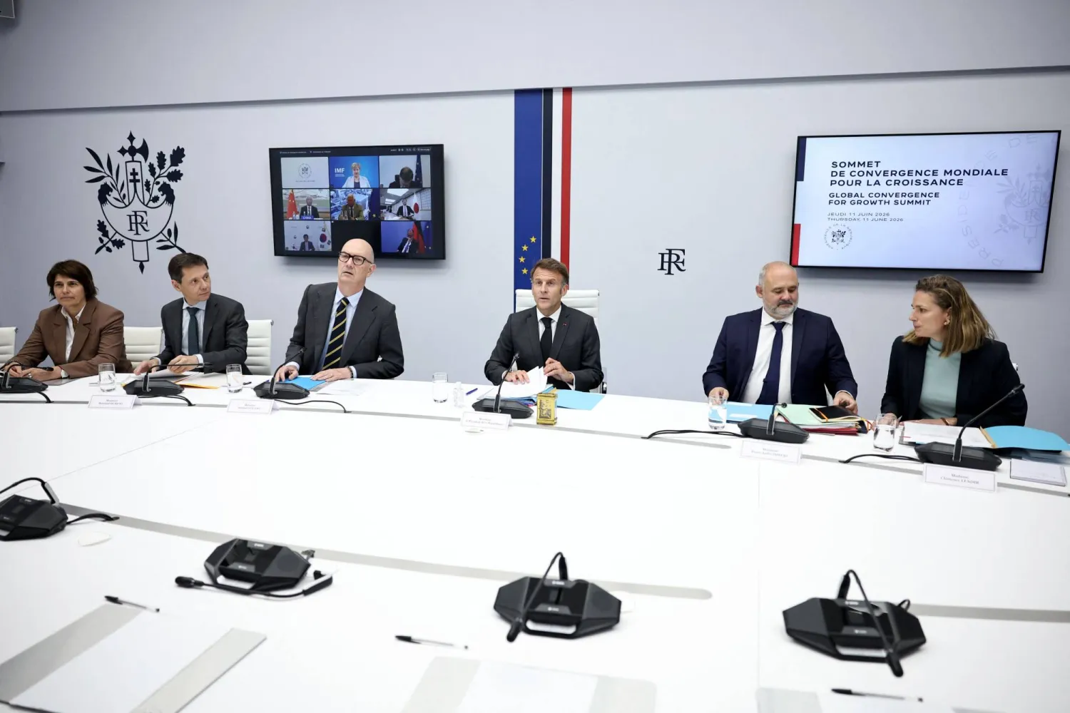 الرئيس ماكرون يتحدّث خلال اجتماع تمهيدي لأعمال قمة السبع في الإليزيه يوم 11 يونيو (أ.ف.ب)