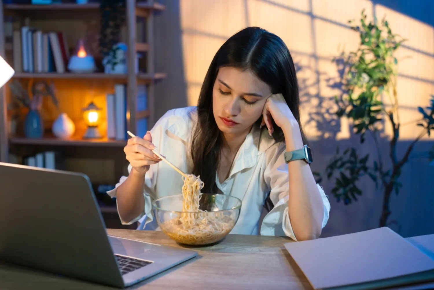 تناول الطعام متأخراً له تأثيرات سلبية على الأمعاء