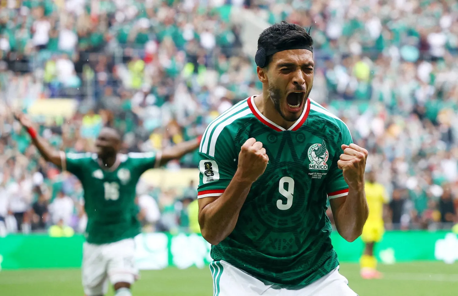 المهاجم المكسيكي راؤول خيمينيز يحتفل بتسجيل الهدف الثاني لمنتخب بلاده في شباك جنوب أفريقيا (رويترز)