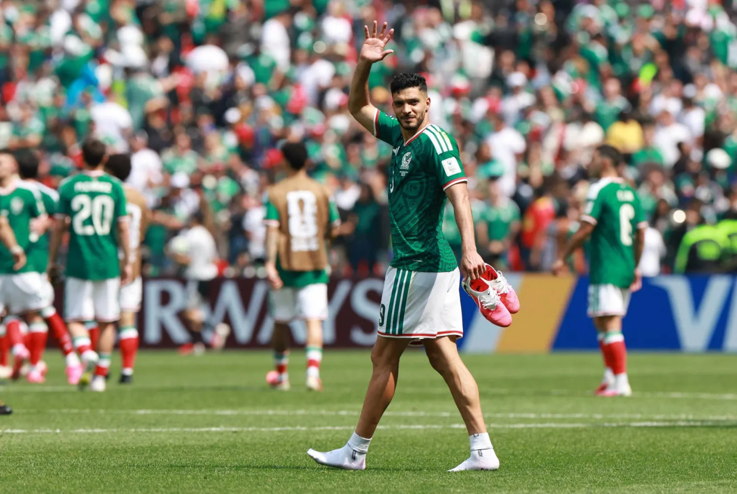حتفل المكسيكي راؤول خيمينيز عقب نهاية مباراة منتخب بلاده أمام جنوب أفريقيا ضمن منافسات المجموعة الأولى من كأس العالم 2026 (رويترز)