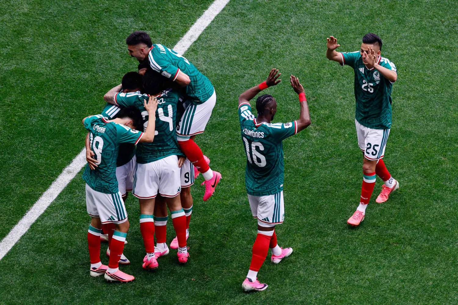 احتفال لاعبي المنتخب المكسيكي (أ.ف.ب)