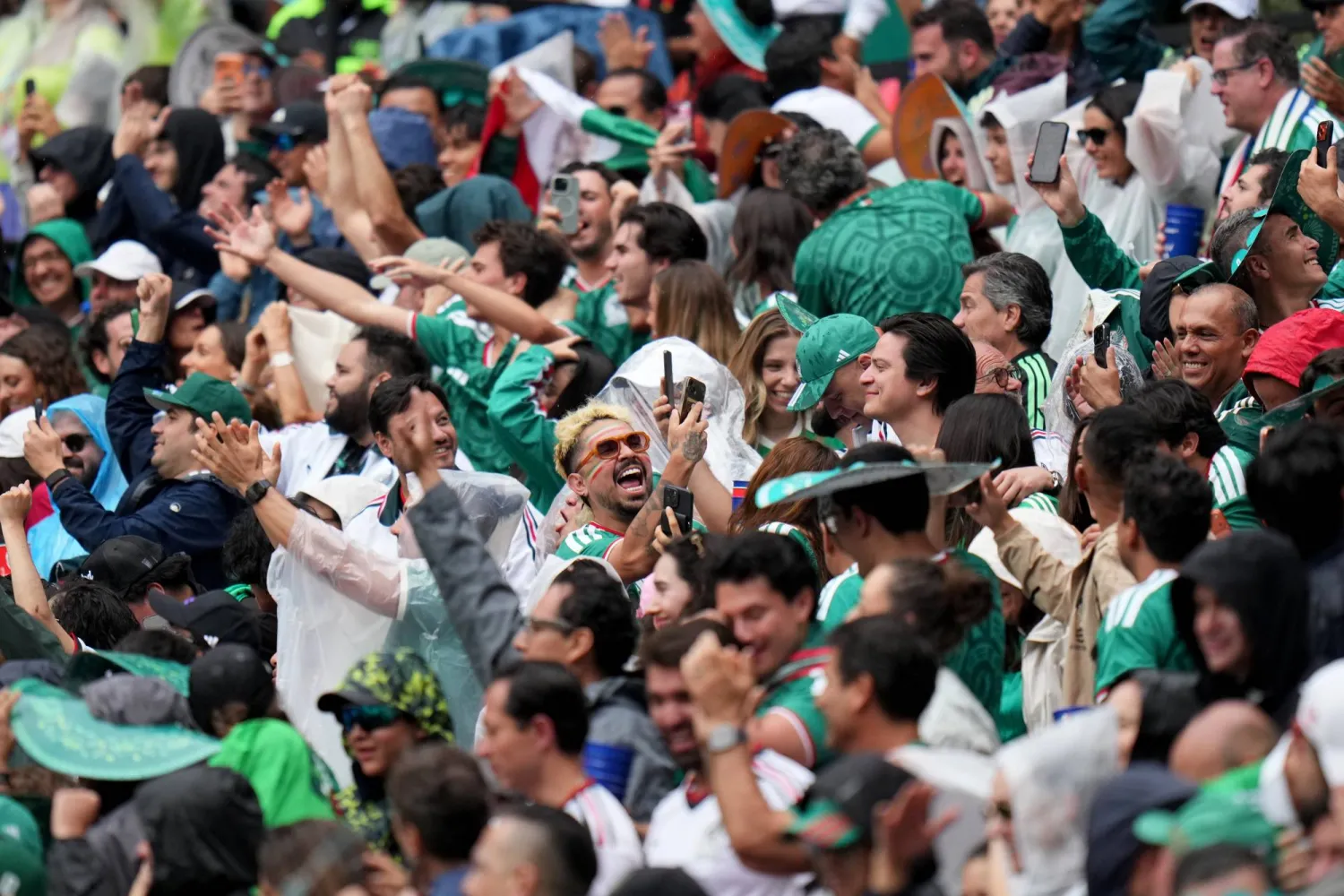 احتفل مشجعو المنتخب المكسيكي خلال الشوط الثاني من مباراة المكسيك وجنوب أفريقيا (أ.ب)
