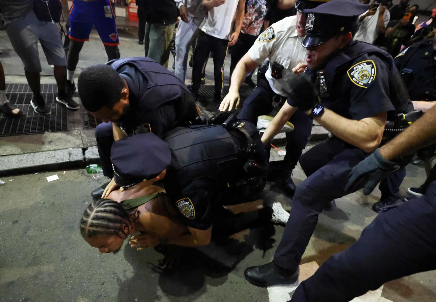 جرى توقيف 15 شخصا بينما أُطلق سراح 41 شخصاً (أ.ف.ب)