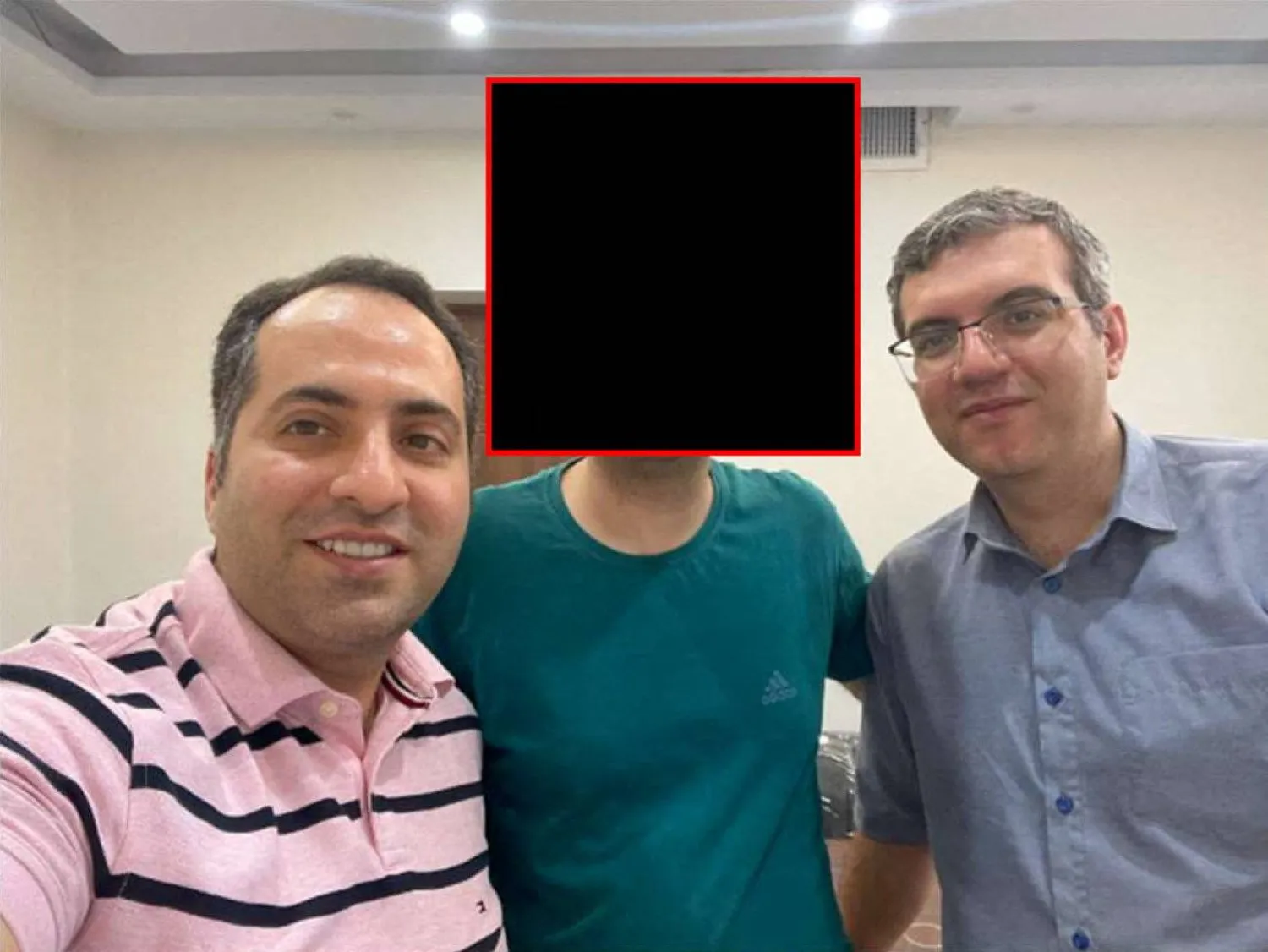 مهدي صادقي رفقة شخصين من بينهم محمد عابديني في صورة حصل عليها المدعون الفيدراليون في بوسطن من هاتفه (رويترز)