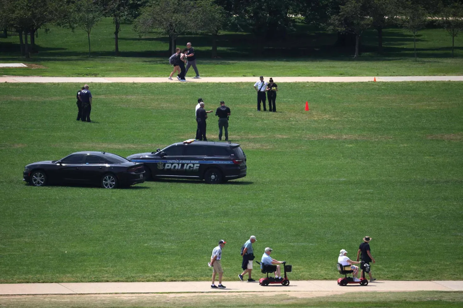 Washington'daki National Mall'da "8647" numarasının göründüğüne ilişkin bir rapora yanıt veren güvenlik personeli, (AFP)