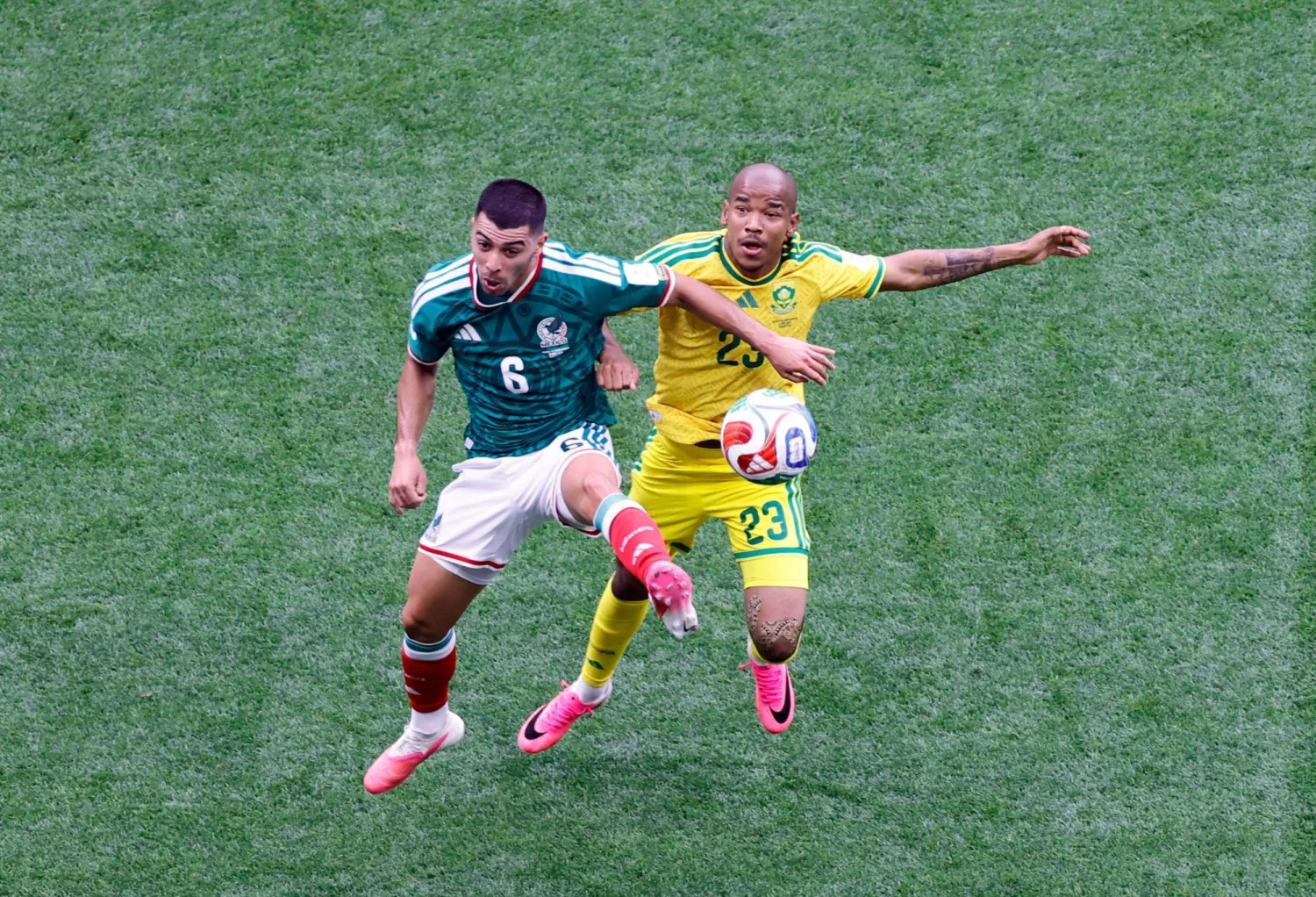 إريك ليرا لاعب وسط المكسيك (أ.ف.ب) 