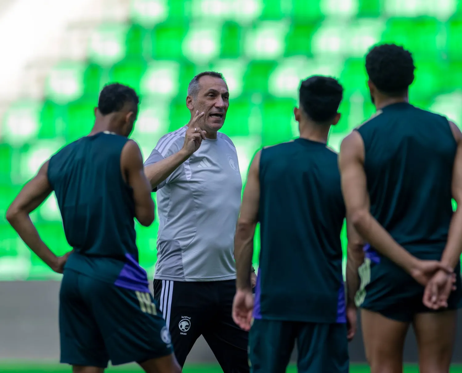 دونيس يوجه اللاعبين خلال الحصة التدريبية (المنتخب السعودي) 