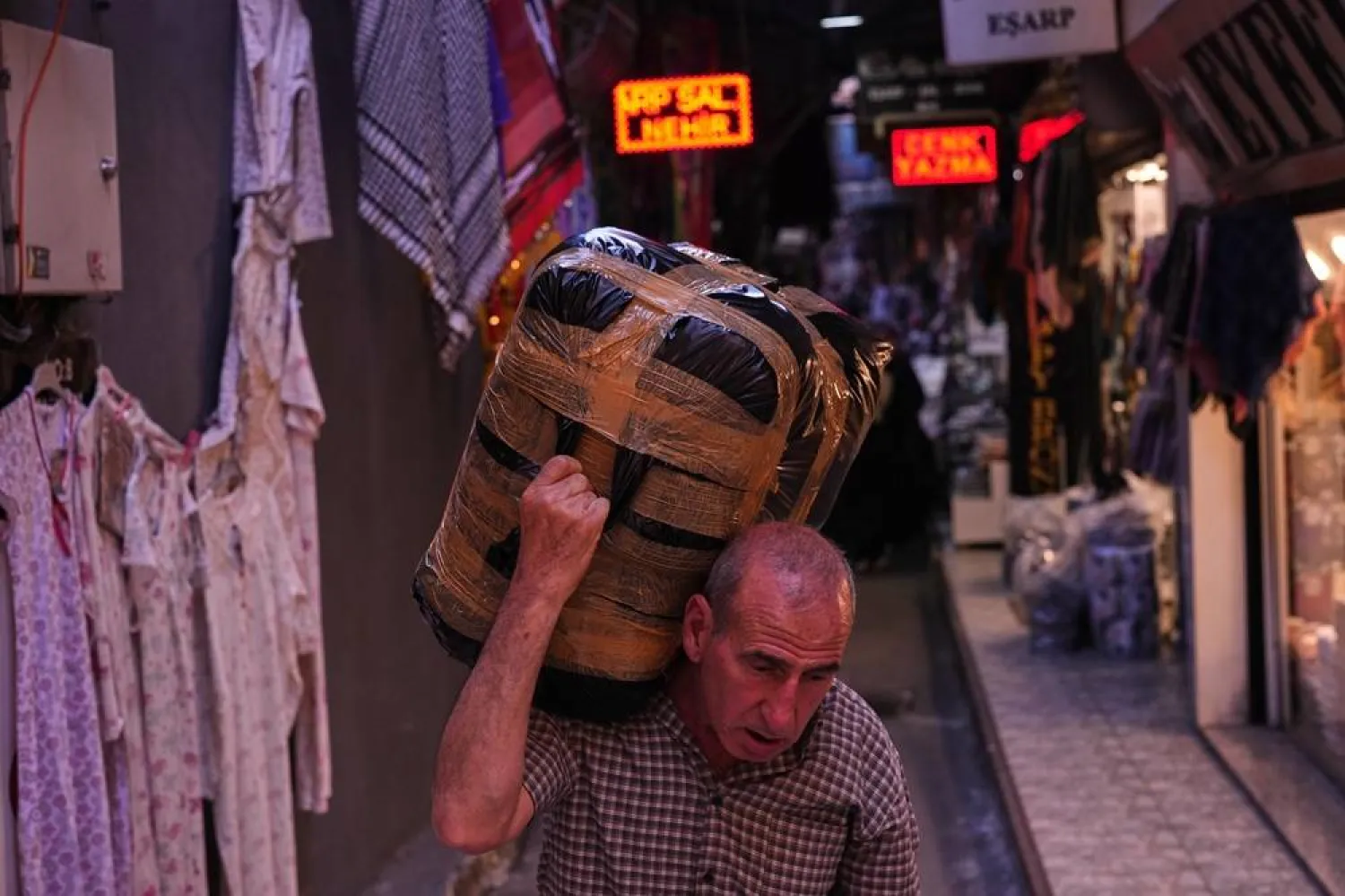  A man carries goods on his shoulder on a hot day in Istanbul, Wednesday, June 3, 2026. (AP) 