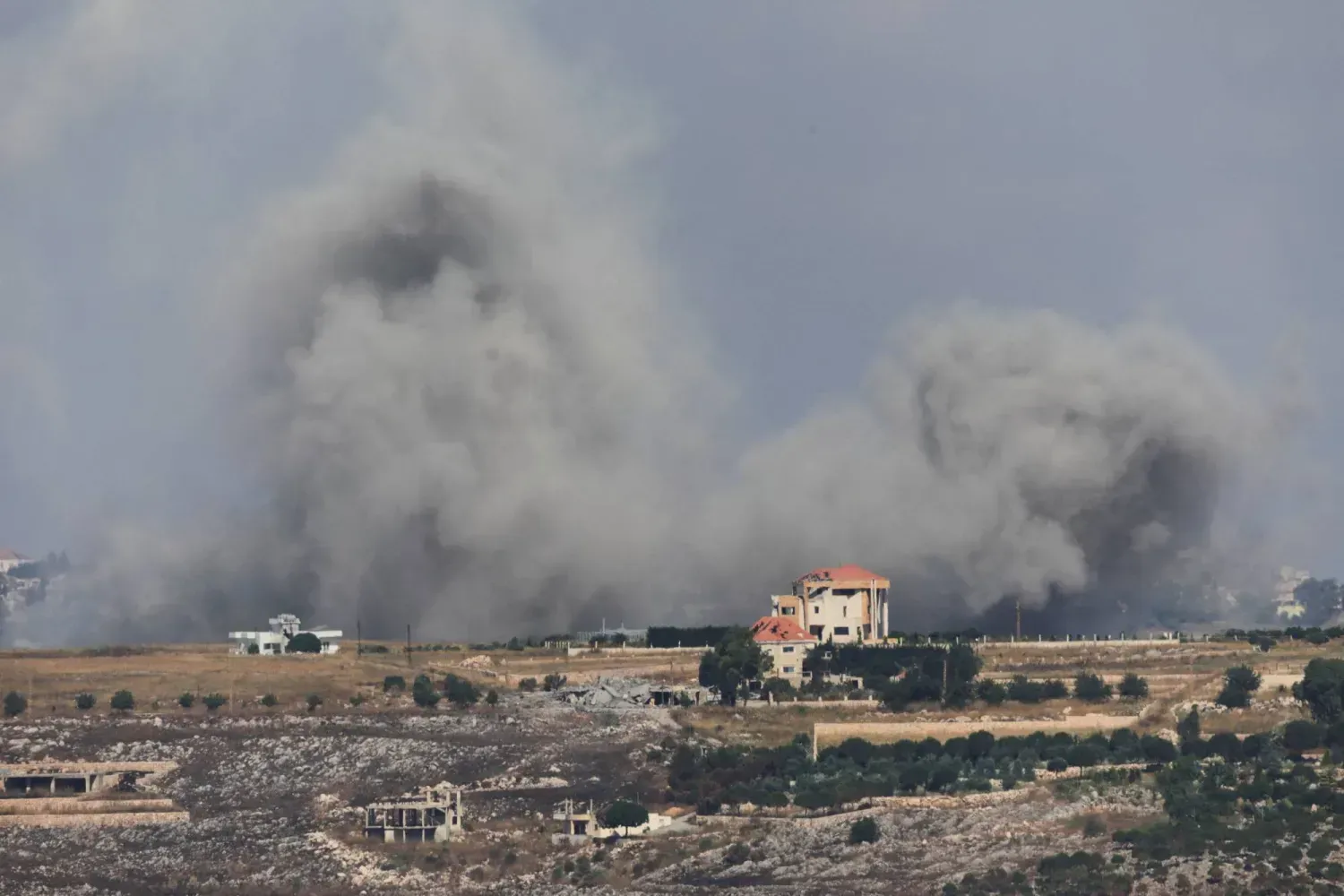 İsrail'in hava saldırısının ardından güney Lübnan'dan yükselen dumanlar, 12 Haziran 2026'da Lübnan'ın Marjayoun kentinden görüntülendi (Reuters)