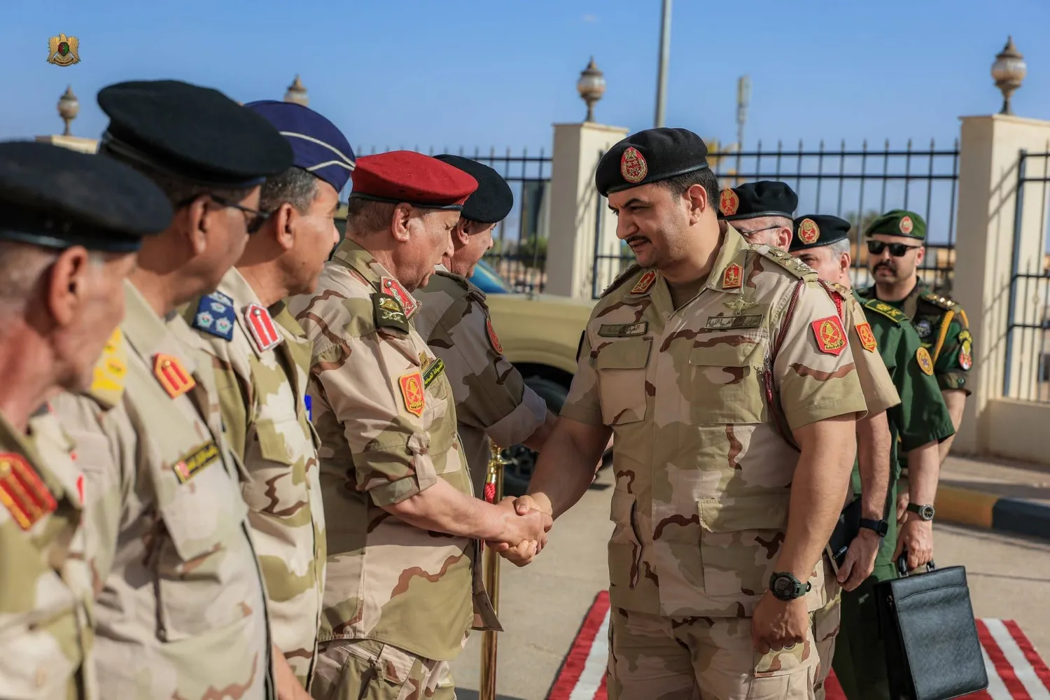 صدام حفتر يصافح عدداً من المسؤولين خلال زيارته إلى سبها بالجنوب الليبي (القيادة العامة)