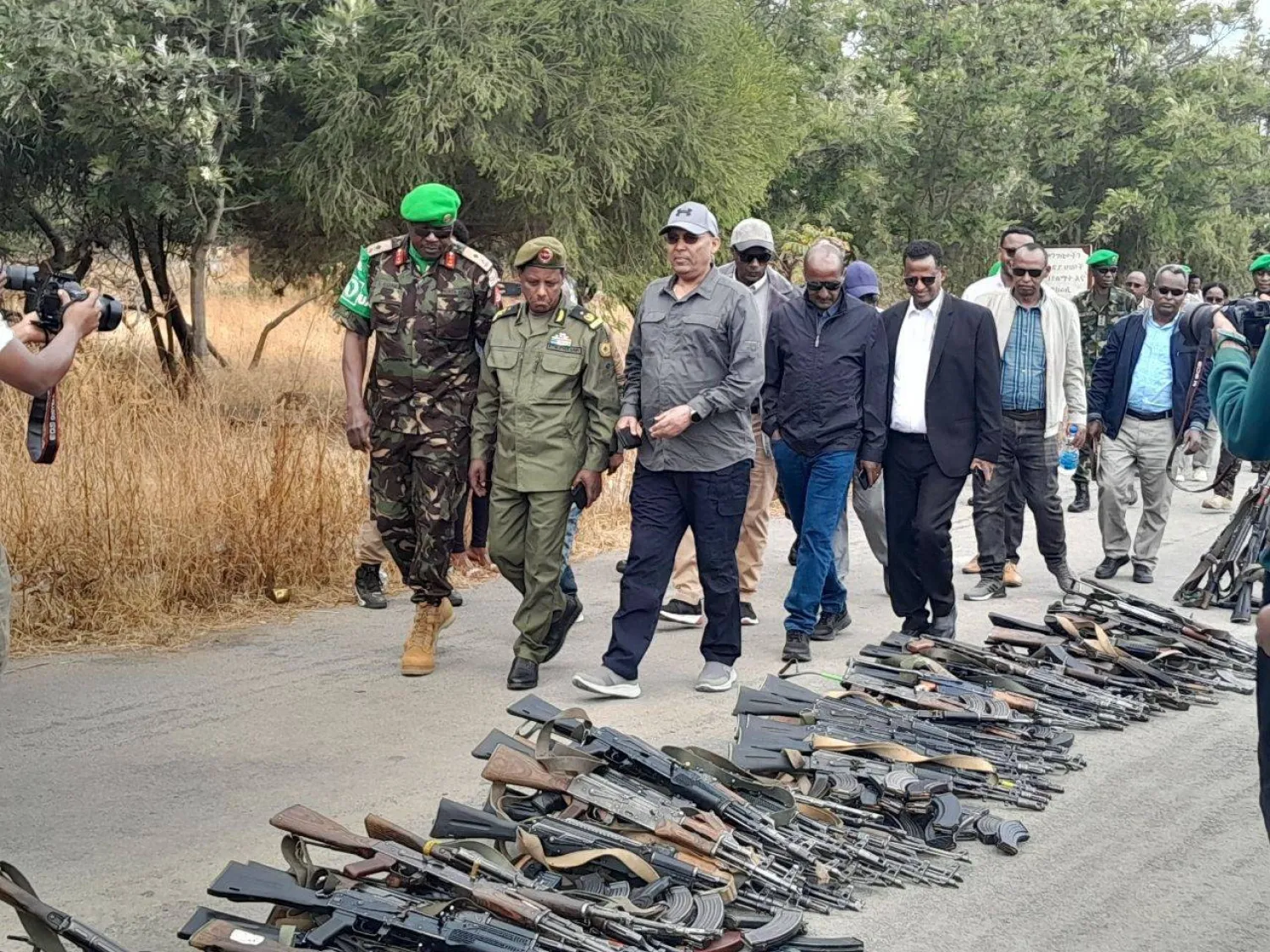 مسلحون في تيغراي يقومون بتسليم الأسلحة الخفيفة إلى قوات الدفاع الإثيوبية (وكالة الأنباء الإثيوبية)