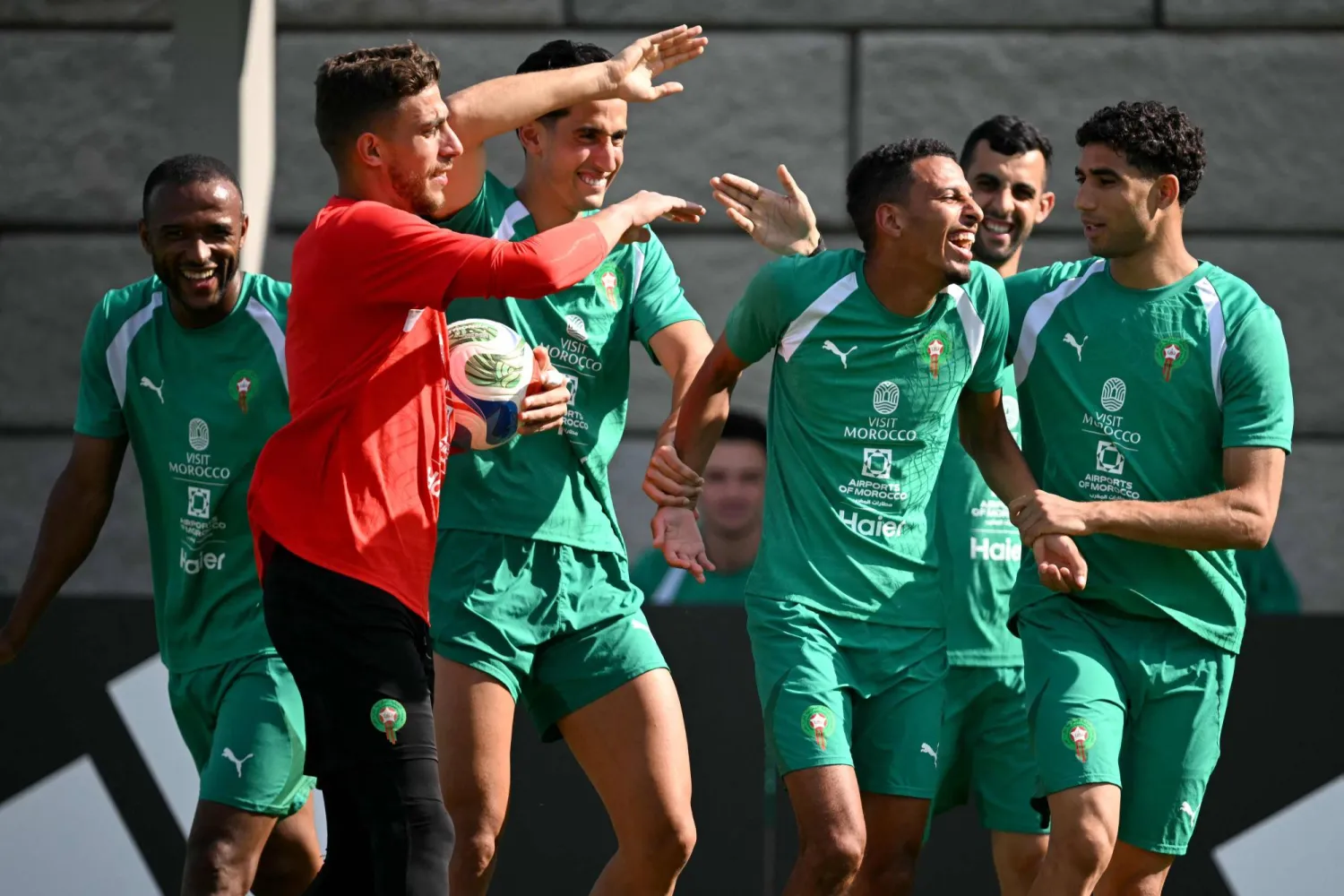 لاعبو المنتخب المغربي ومنويات مرتفعة في حصة تدريبية قبل مواجهة البرازيل (أ.ف.ب)