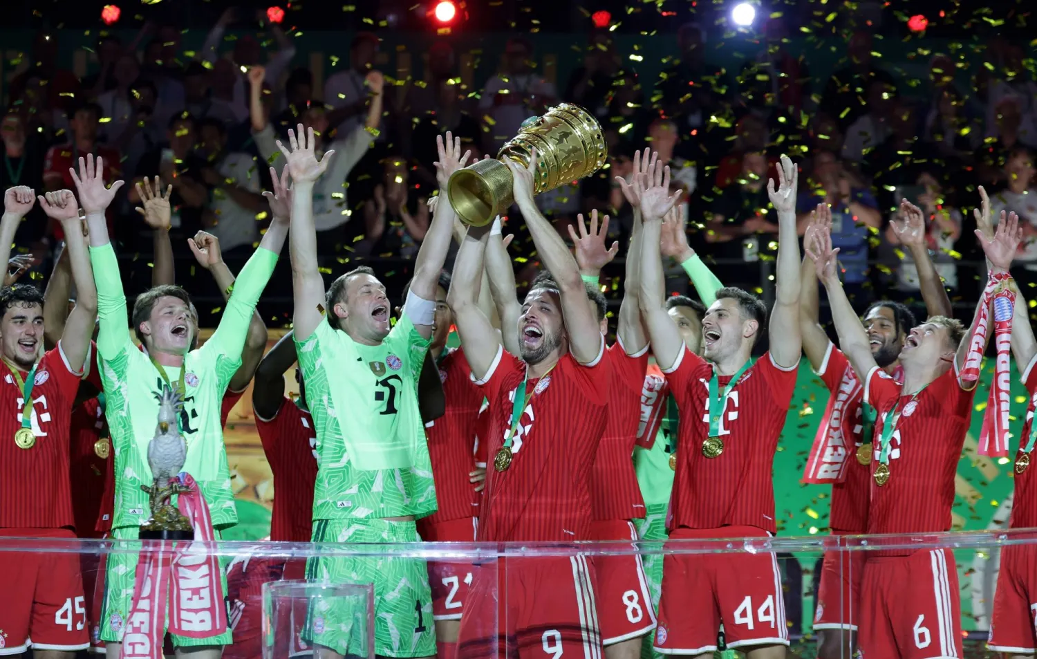 فاز كين هذا الموسم مع بايرن بـ«كأس ألمانيا» ولقب «الدوري» بعد تسجيله 64 هدفًا في 56 مباراة مع الفريق (إ.ب.أ)