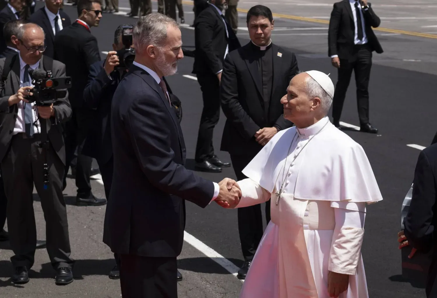 Kral Felipe VI, Tenerife havaalanında Papa'ya veda etti (EPA)