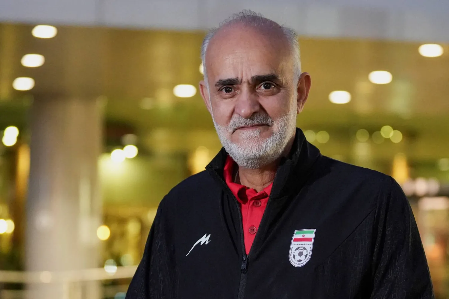 عمر نبي المشرف على المنتخب الإيراني (رويترز)