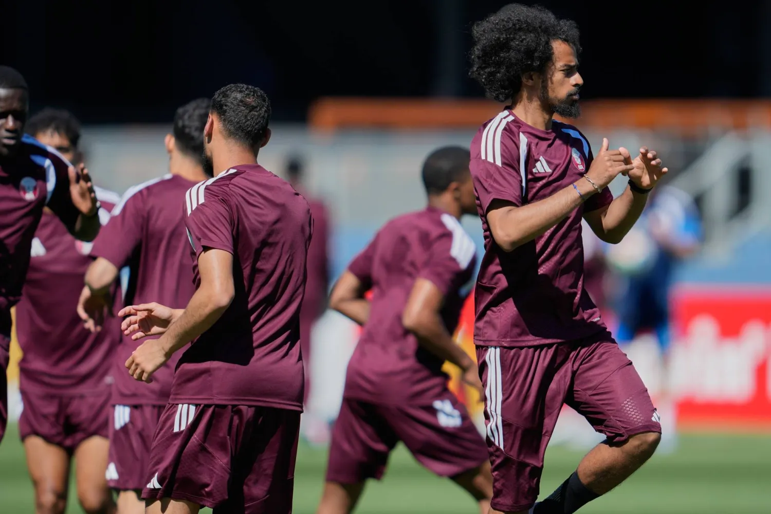 منتخب قطر يستعد بقوة لمواجهة سويسرا (أ.ب)