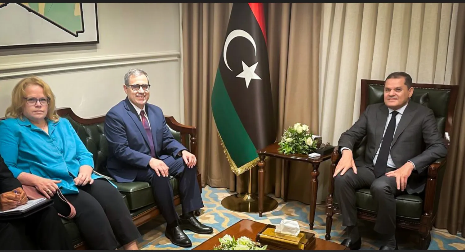 الدبيبة خلال استقبال القائم بأعمال السفارة الأميركية جيريمي برنت في طرابلس الخميس الماضي (السفارة الأميركية)
