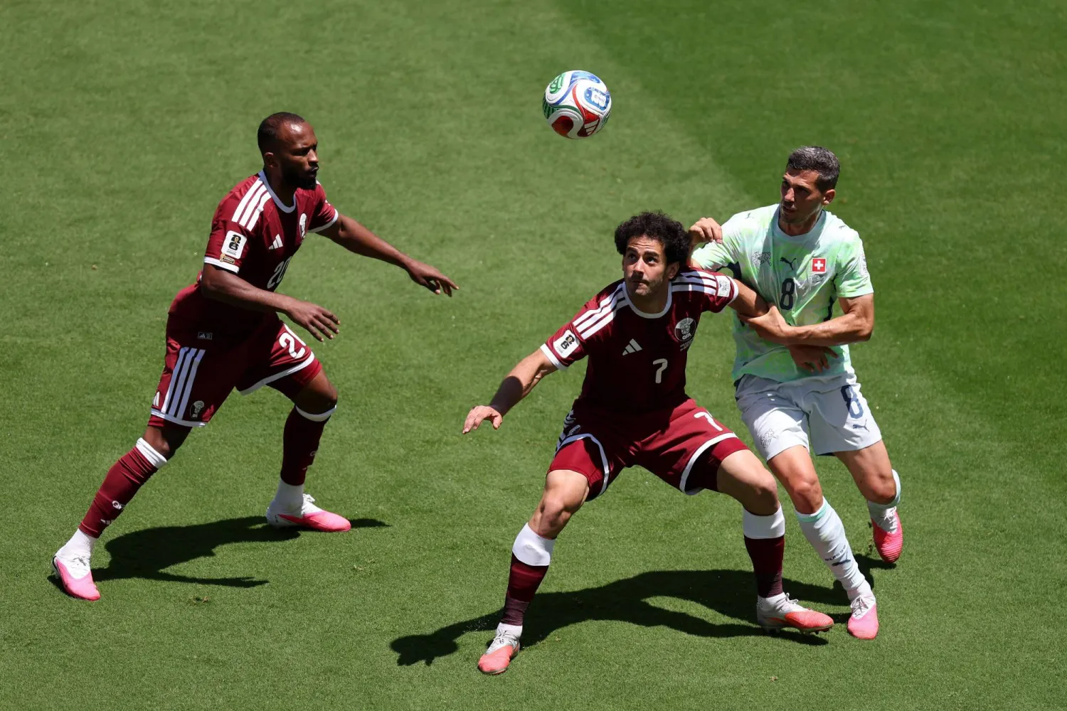 القطري أحمد علاء الدين يحاول تجاوز السويسري ريمو فرويلر خلال مباراة قطر وسويسرا ضمن منافسات المجموعة الثانية من كأس العالم 2026 (أ.ف.ب)