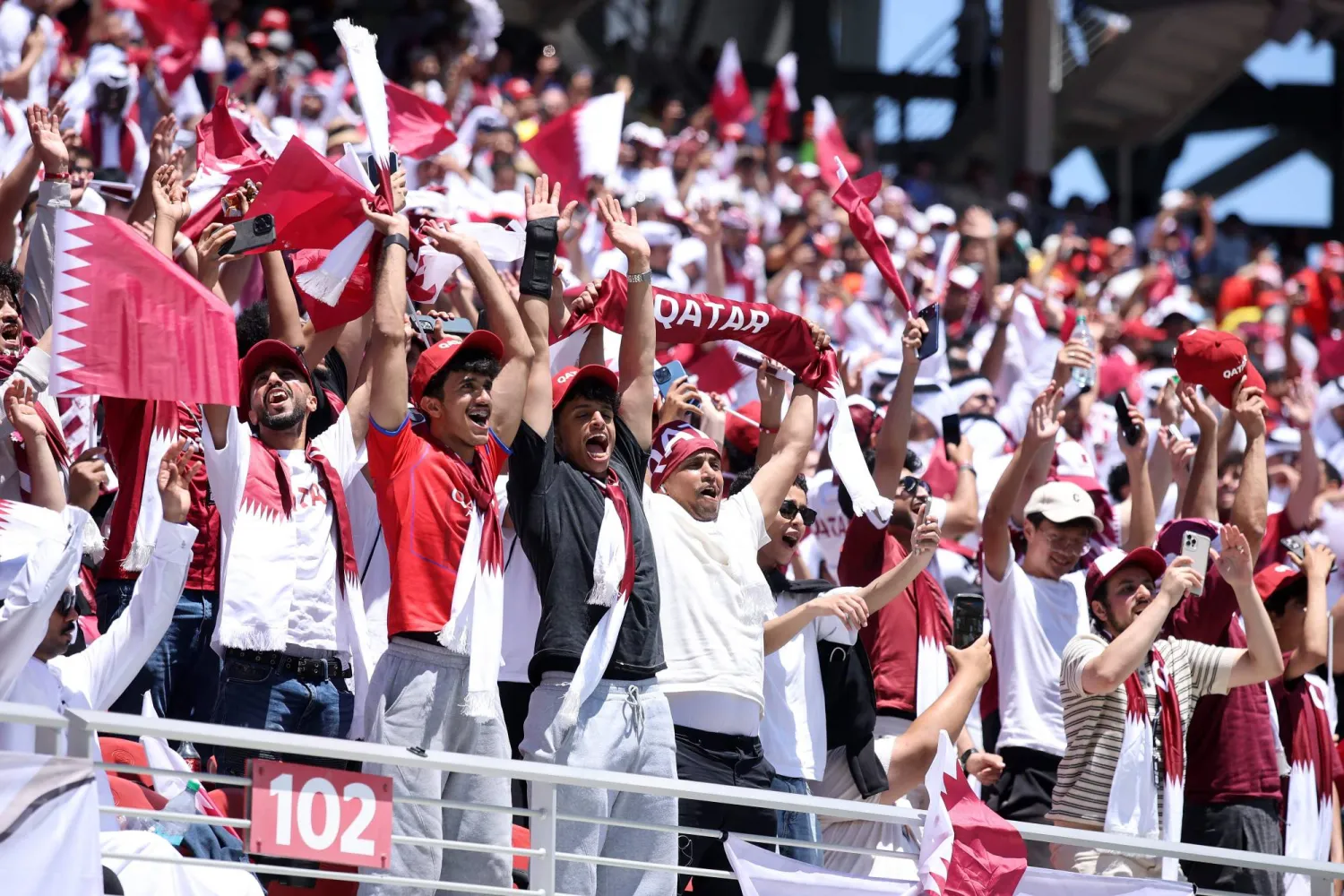 جماهير المنتخب القطري تحتفل في المدرجات خلال مباراة قطر وسويسرا (أ.ف.ب)