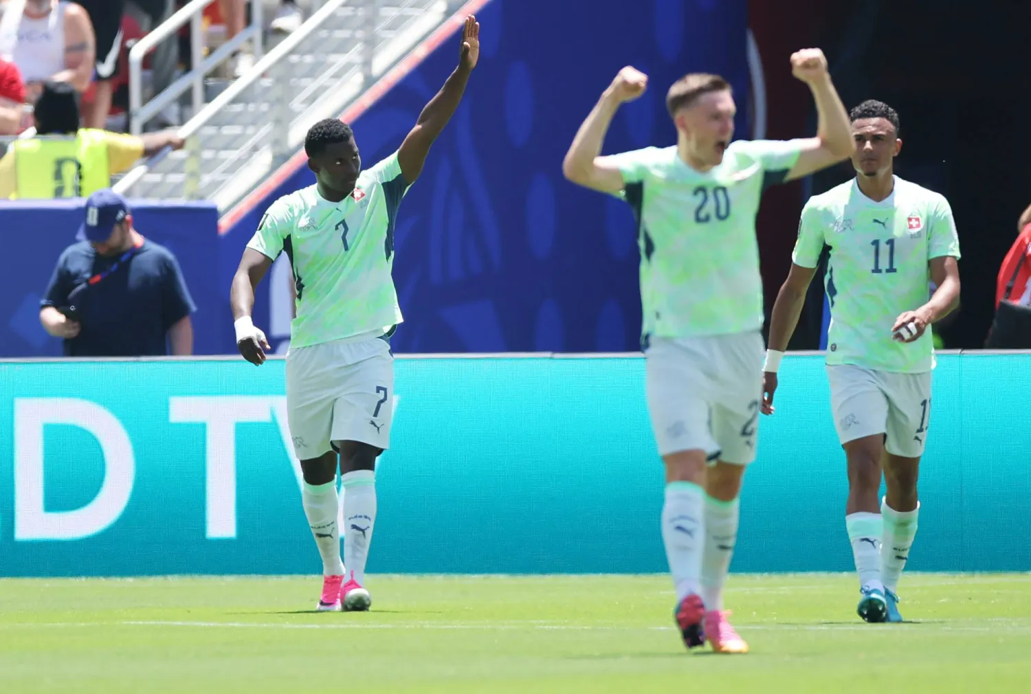 السويسري بريل إمبولو (رقم 7) يحتفل بعد تسجيله هدف منتخب بلاده الأول من ركلة جزاء خلال مباراة سويسرا وقطر (أ.ف.ب)