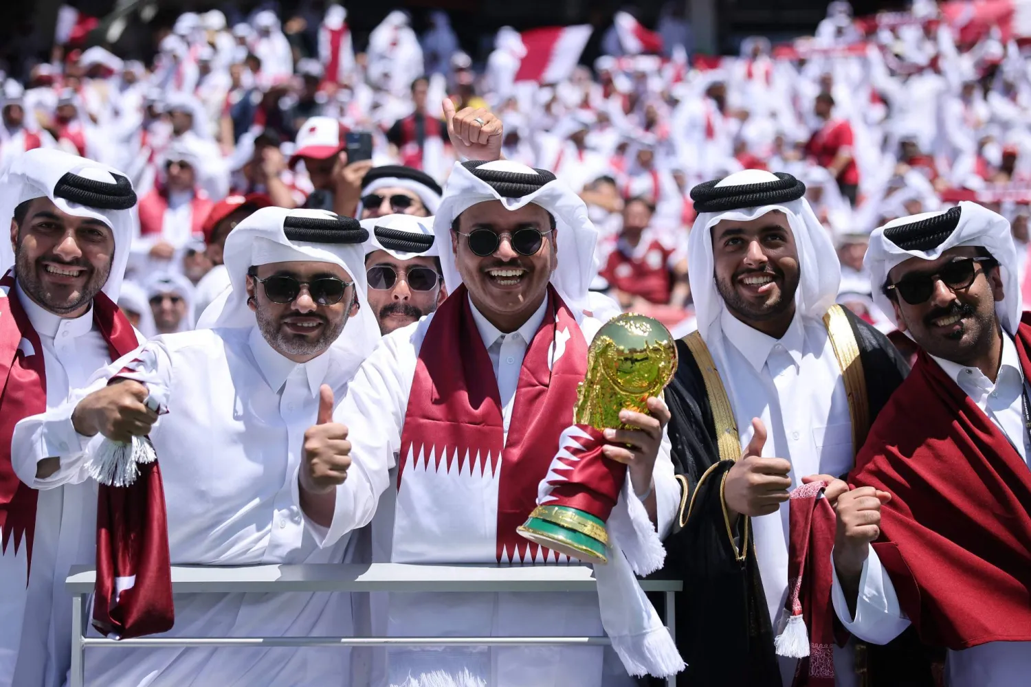 جماهير المنتخب القطري تصل إلى ملعب منطقة خليج سان فرانسيسكو قبل انطلاق مباراة قطر وسويسرا (أ.ف.ب)