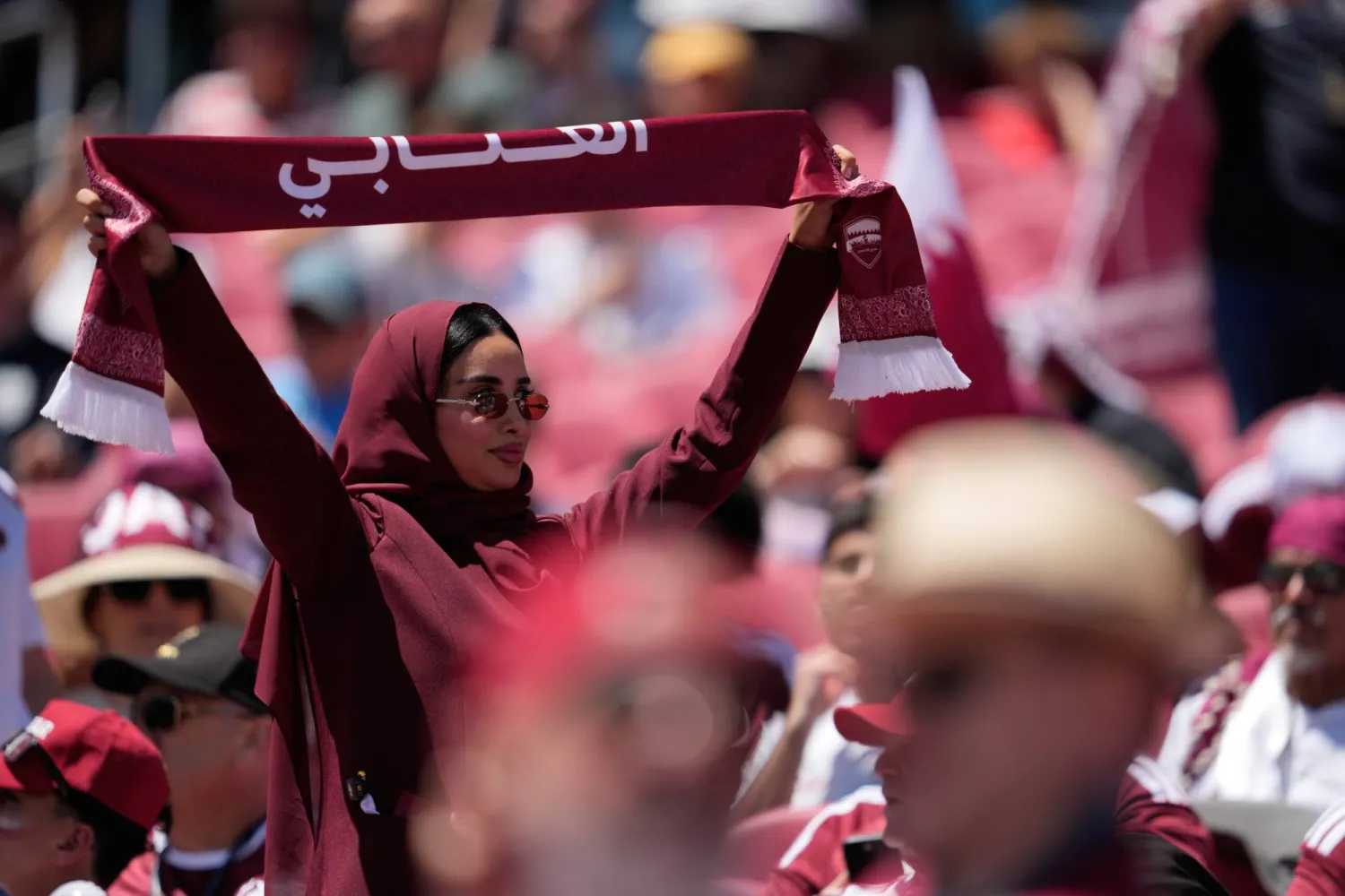جماهير المنتخب القطري تشجع فريقها من المدرجات خلال مباراة قطر وسويسرا (أ.ب)