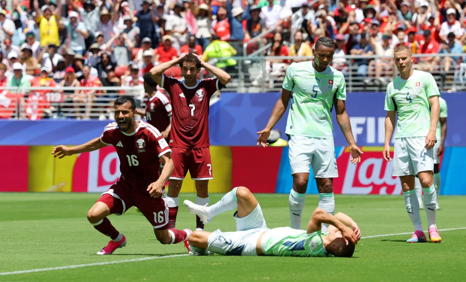 القطري بوعلام خوخي يحتفل بتسجيل هدف التعادل لمنتخب بلاده خلال مواجهة قطر وسويسرا ضمن منافسات المجموعة الثانية من كأس العالم 2026 (رويترز)
