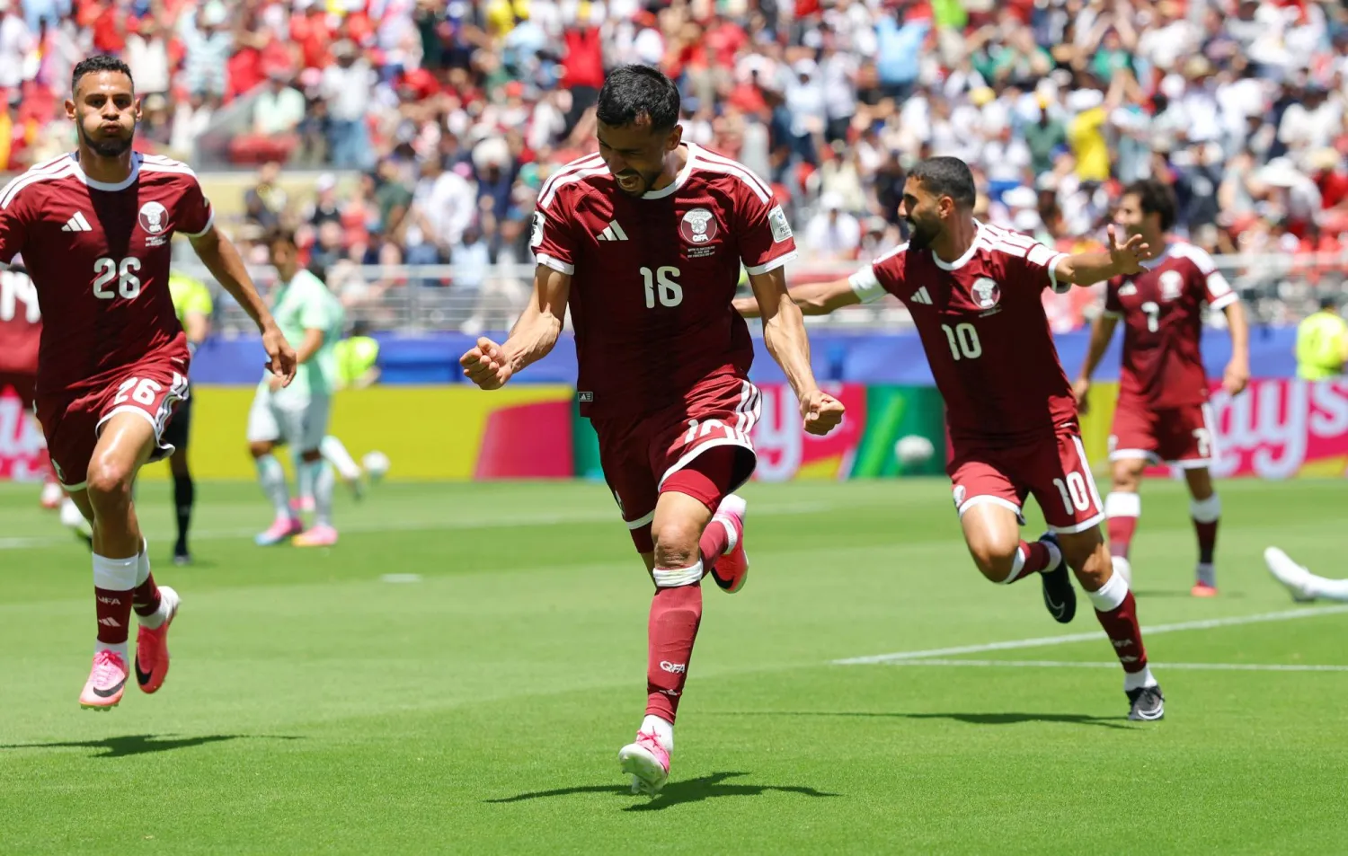 القطري بوعلام خوخي يحتفل بتسجيل هدف منتخب بلاده خلال مباراة قطر وسويسرا (رويترز)