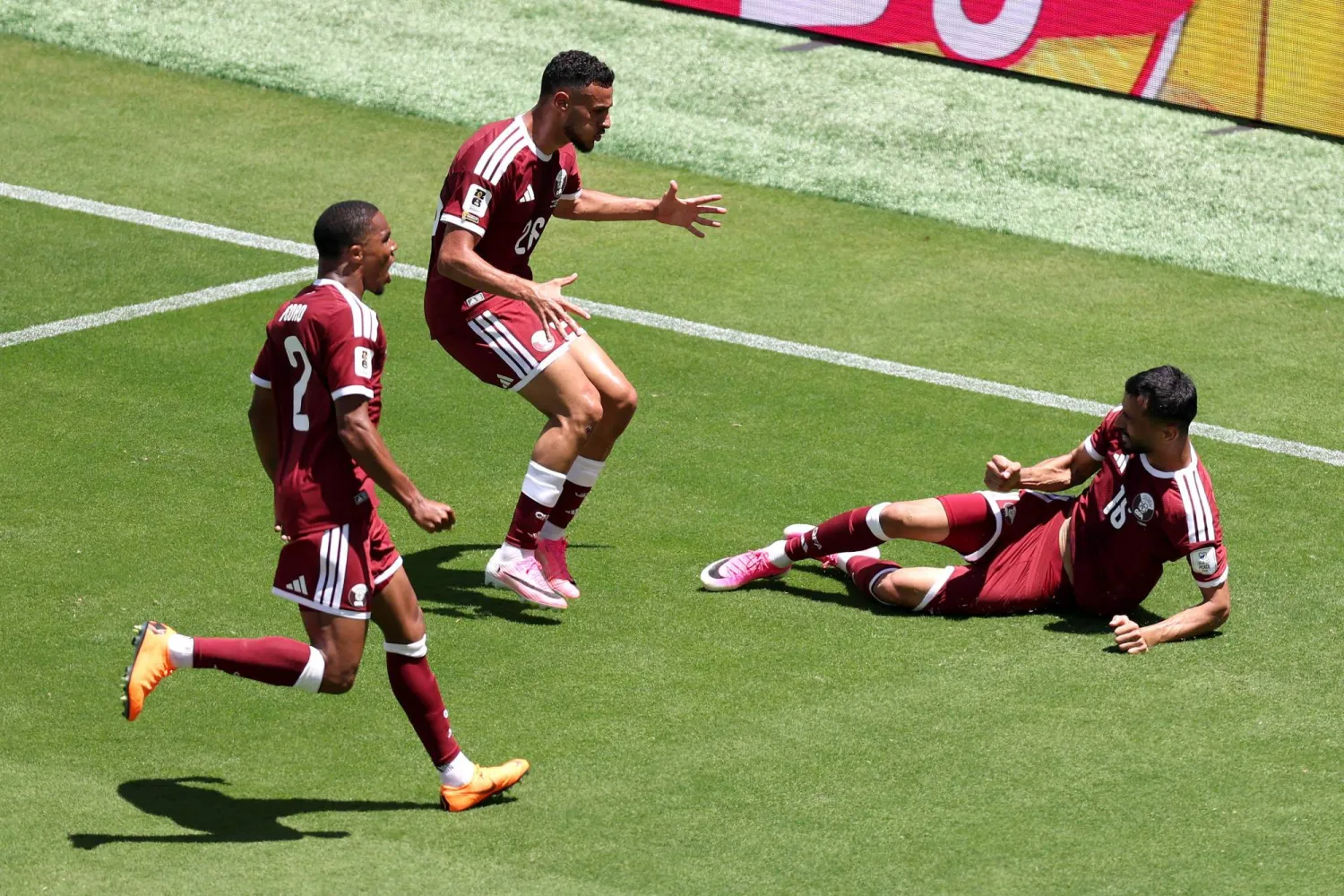 خوخي يحتفل مع زملائه بهدف التعادل القاتل الذي سجله للمنتخب القطري (أ.ف.ب)