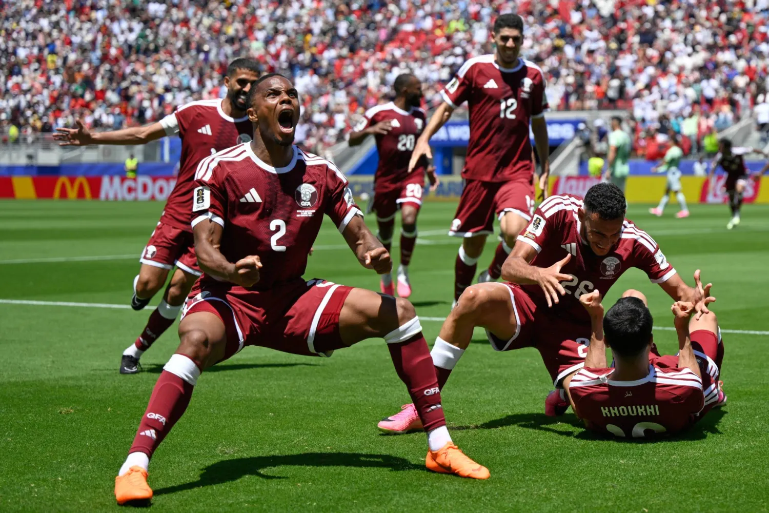 بيدرو ميغيل يحتفل بحماس بعد هدف التعادل الذي سجله زميله بوعلام خوخي للمنتخب القطري (أ.ب)