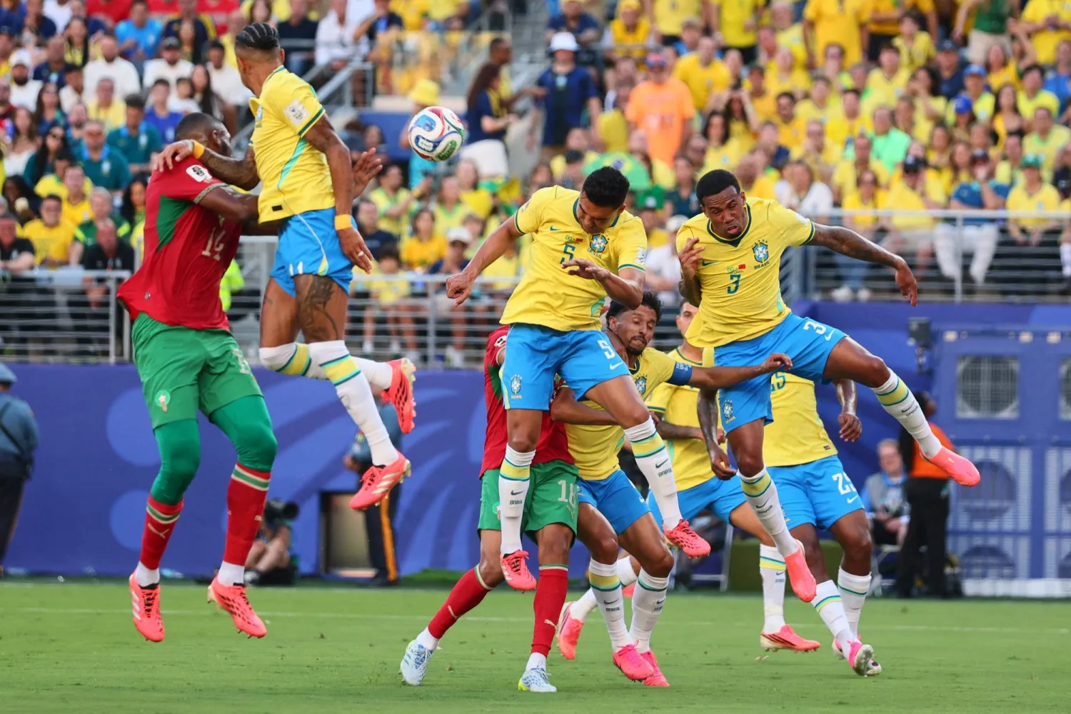 صراع هوائي بين لاعبي البرازيل والمغرب (رويترز)
