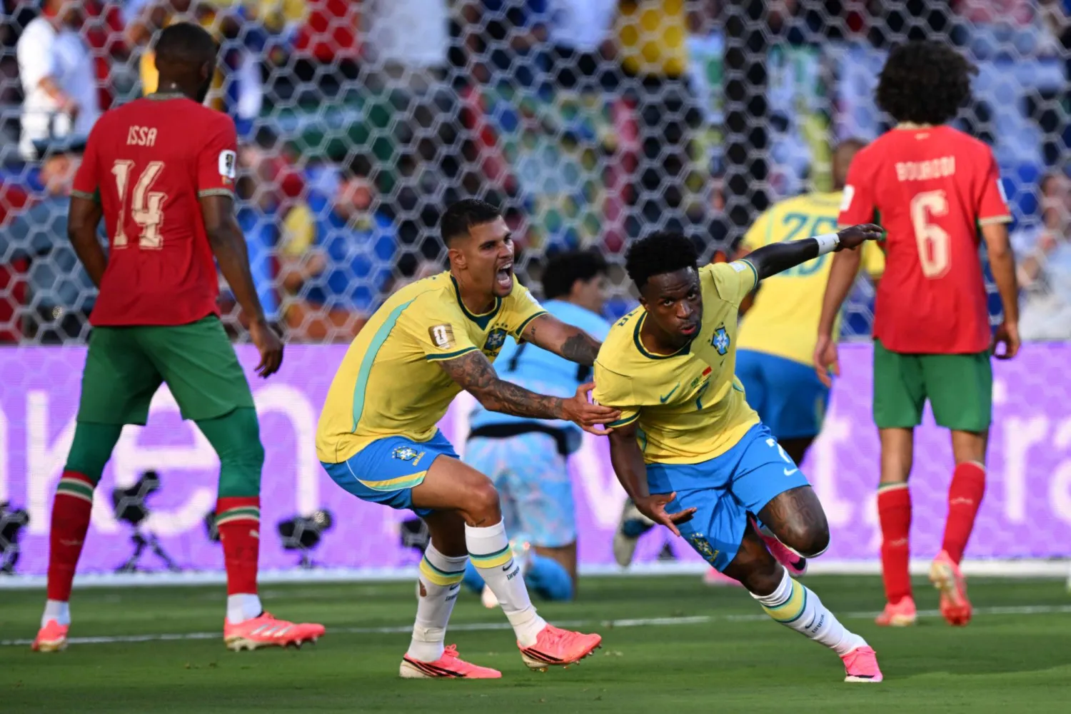 فرحة كبيرة لفيني بعد إدراكه التعادل للبرازيل (أ.ف.ب)