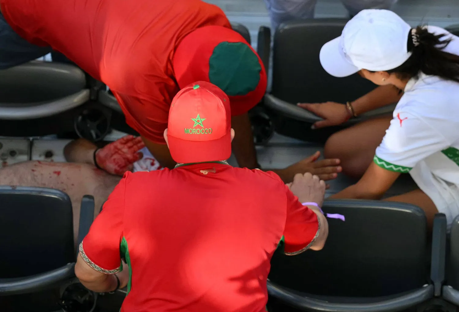 مشجع يتلقى إسعافات أولية خلال مباراة البرازيل والمغرب (أ.ف.ب)