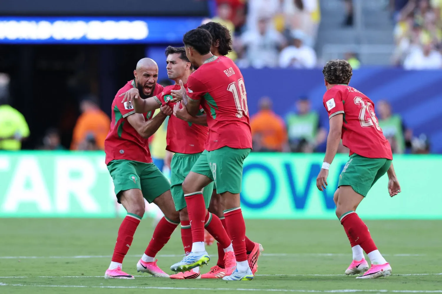 لاعبو المغرب يحتفلون بهدف صابيري (أ.ف.ب)