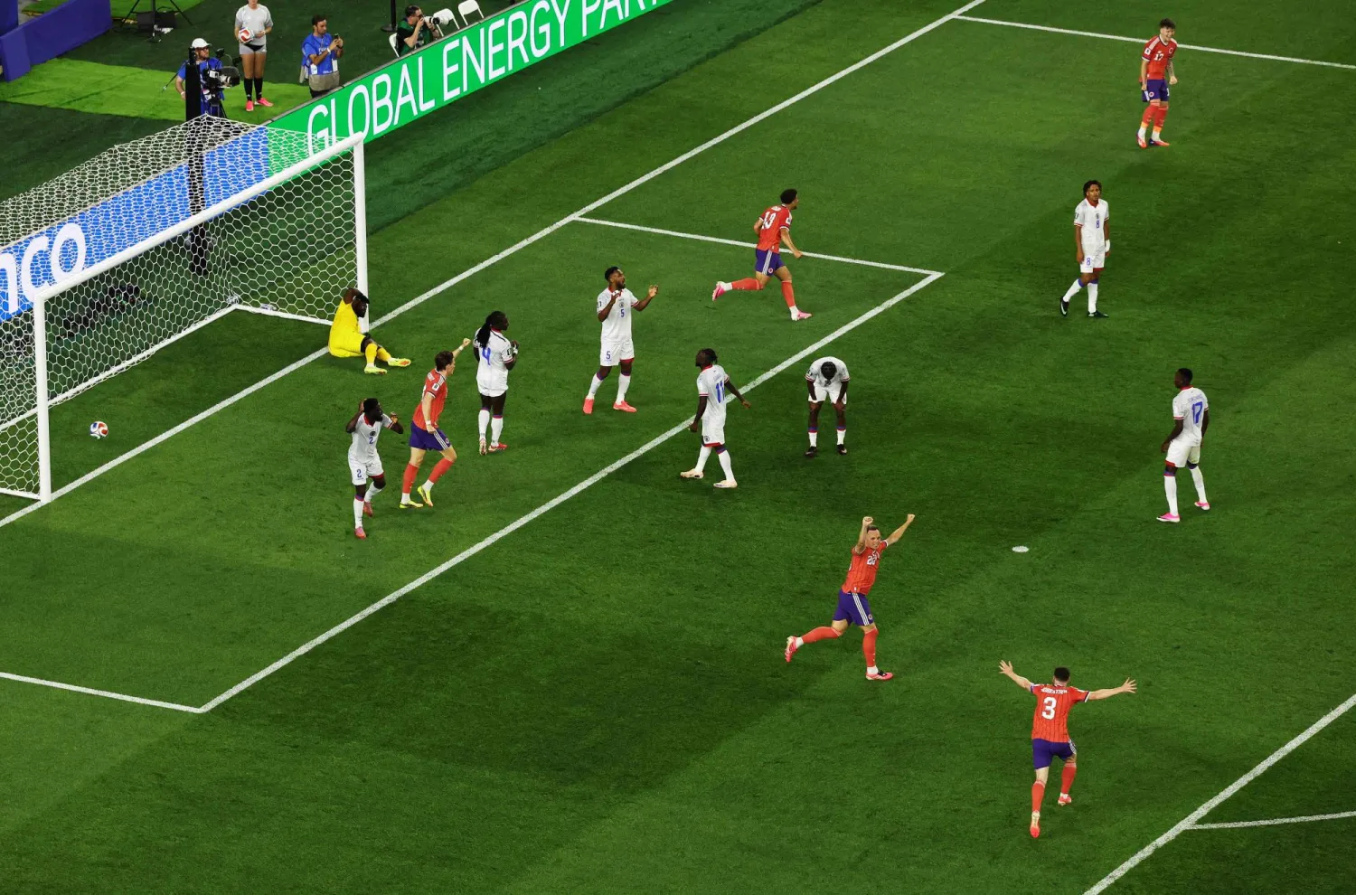 لاعبو منتخب اسكوتلندا يحتفلون بتسجيل جون مكجين (أ.ف.ب)