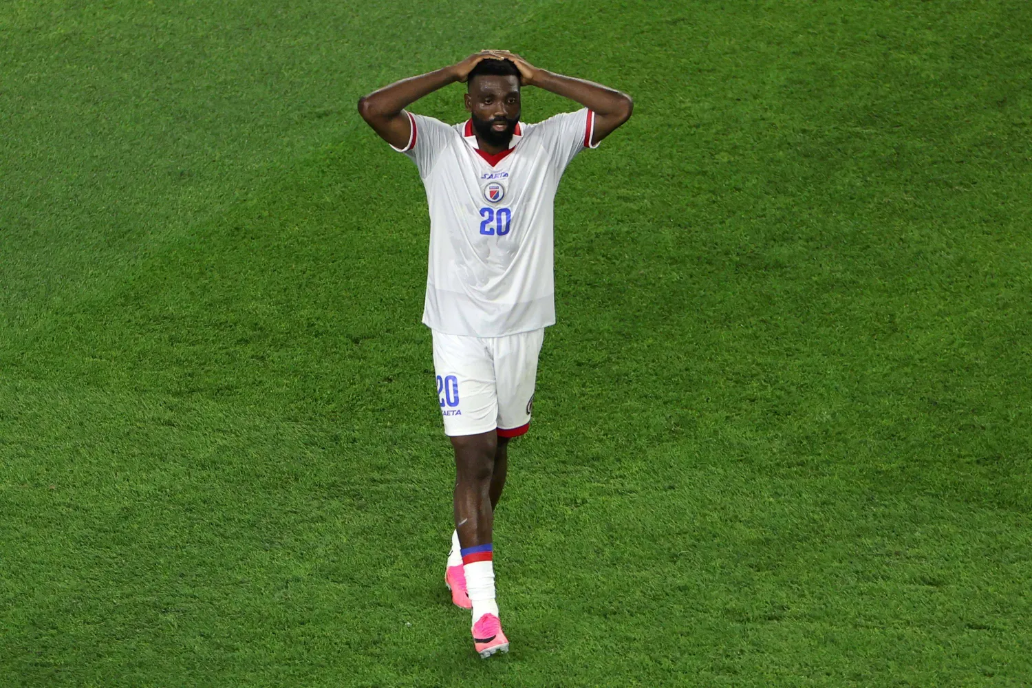 فرانتزدي بييرو لاعب منتخب هايتي يتحسر بعد إضاعته فرصة (أ.ف.ب)