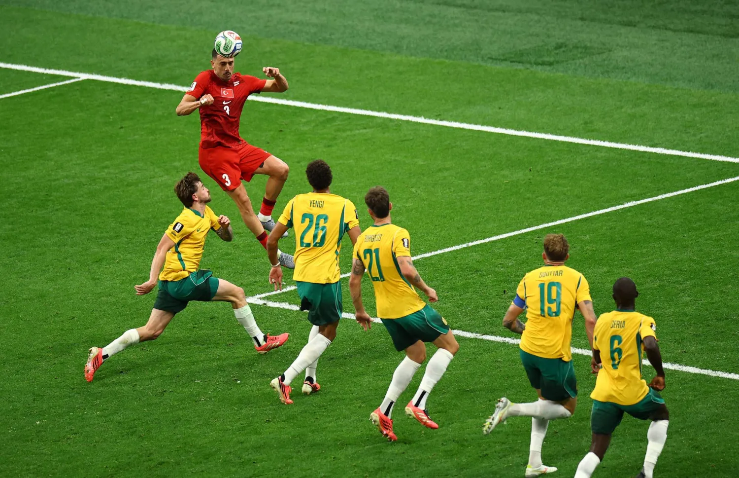 رأسية ميريح ديميرال لاعب تركيا المحترف في صفوف الأهلي السعودي (رويترز) 