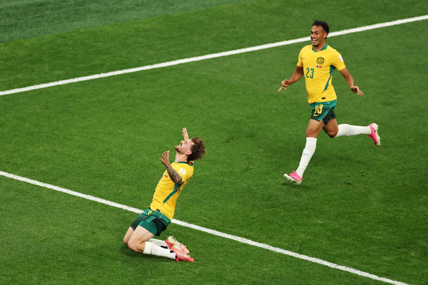 كونور ميتكالف لاعب المنتخب الأسترالي يحتفل بتسجيله الهدف الثاني (أ.ف.ب) 