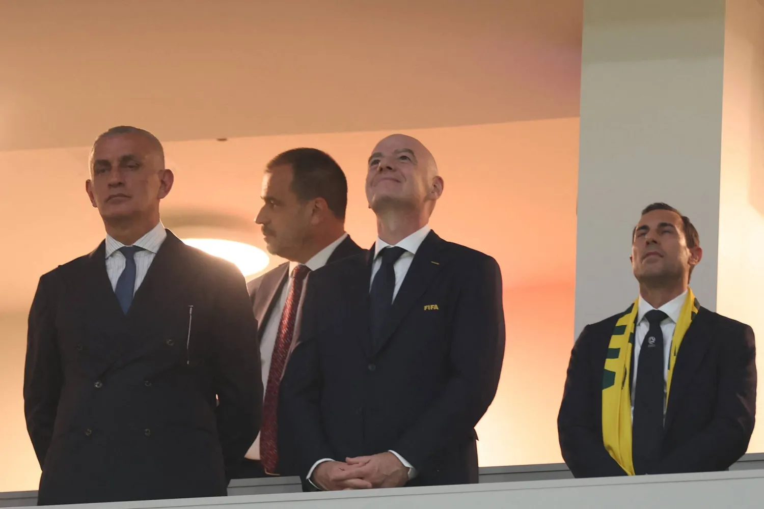 جياني إنفانتينو رئيس الاتحاد الدولي لكرة القدم «الفيفا» خلال حضوره اللقاء (أ.ف.ب) 