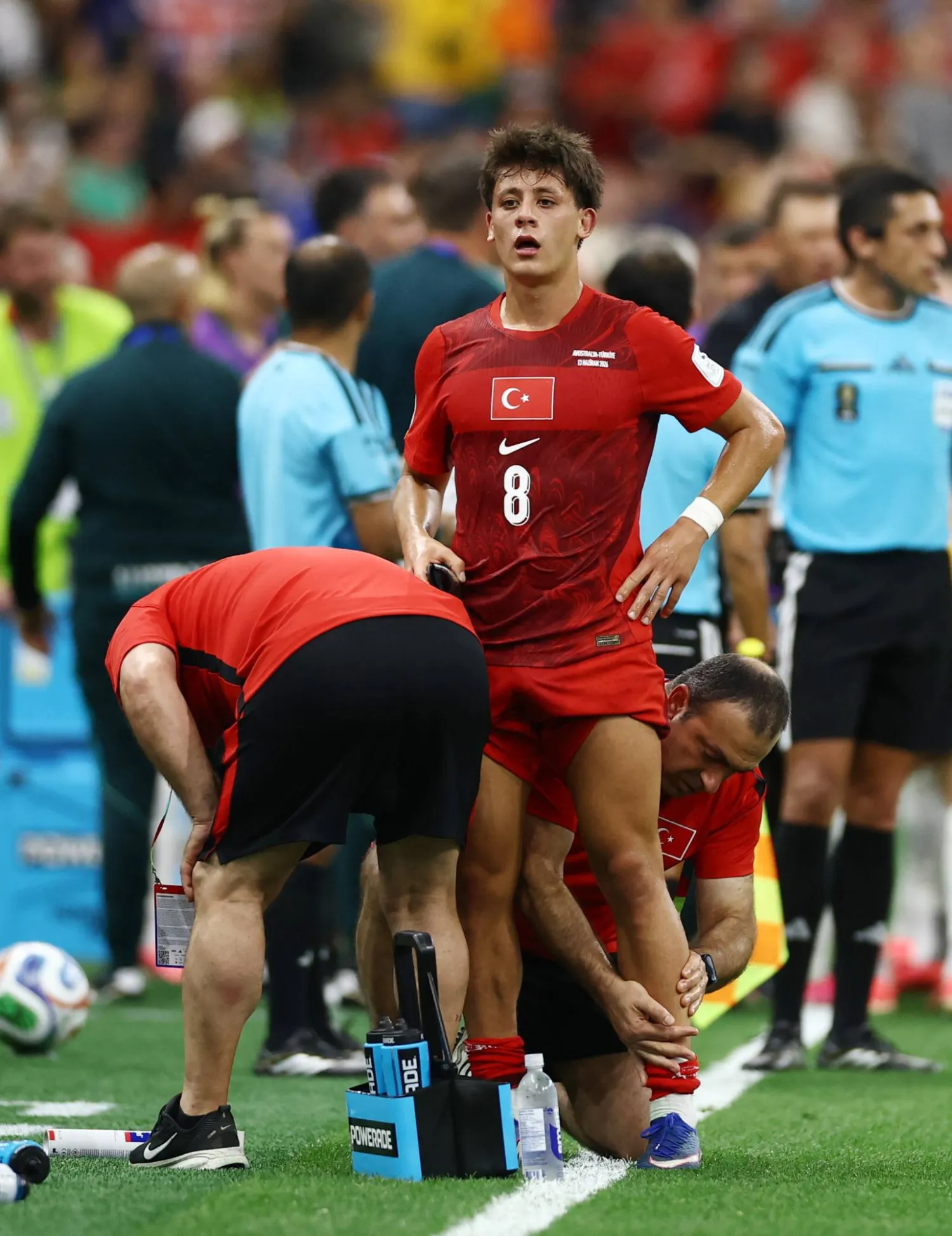 أردا غولر لاعب المنتخب التركي خلال استراحة شرب الماء (رويترز) 
