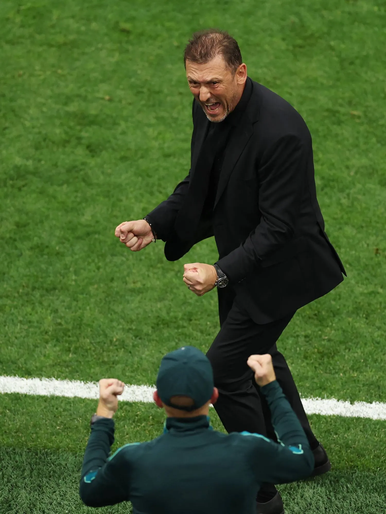 توني بوبوفيتش مدرب المنتخب الأسترالي يحتفل بعد الانتصار (أ.ف.ب) 