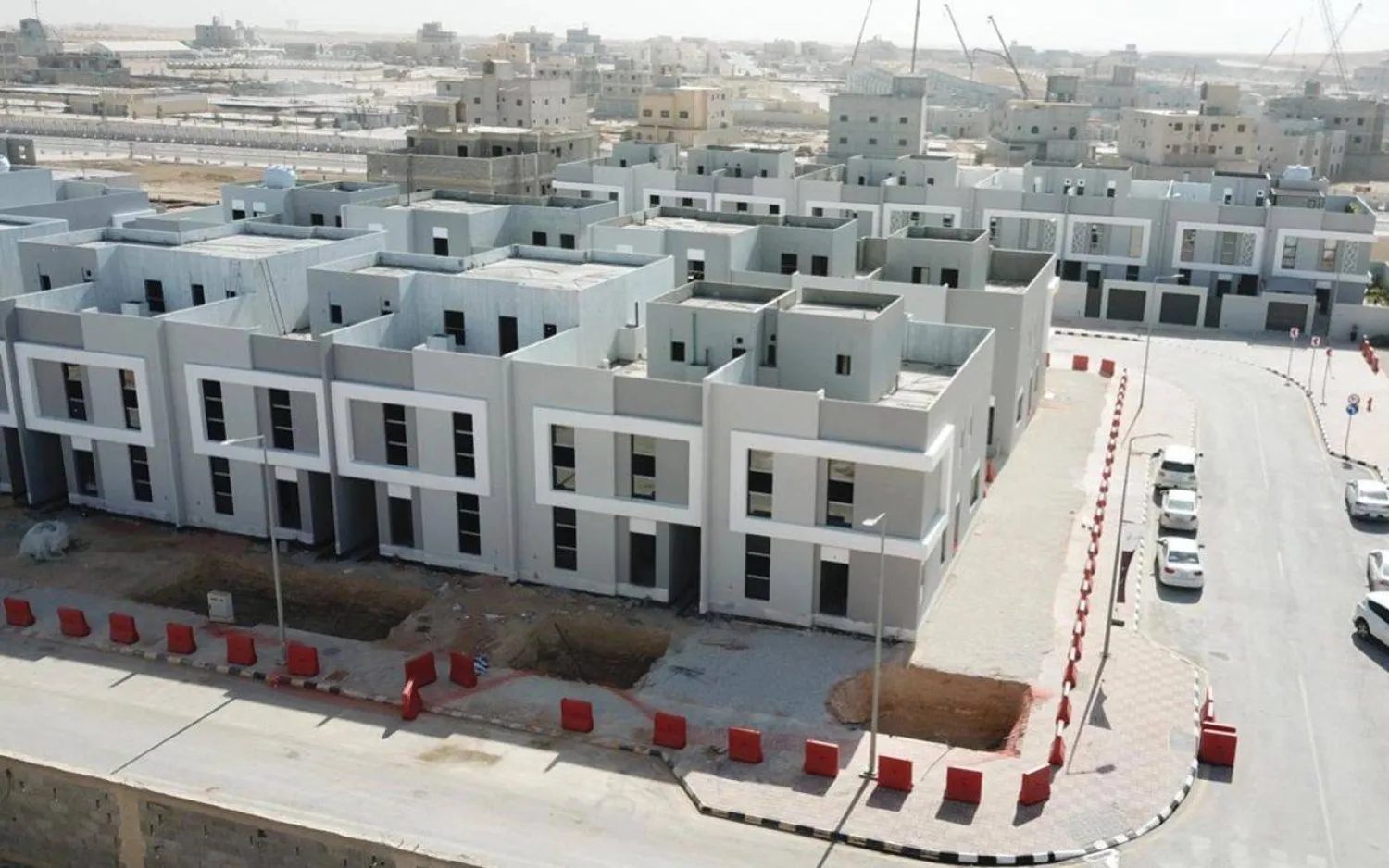أعمال البناء في مشروع «شمس الديار» التابع لبرنامج الإسكان في مدينة الرياض (واس)